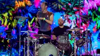 Vokalis dari band rock Inggris Coldplay, Chris Martin (kiri) dan drummer Will Champion tampil pada festival musik Rock in Rio di Rio de Janeiro, Brasil, Minggu (11/9/2022). Ia meminta para penonton untuk meletakkan ponsel mereka dan menikmati lagunya. (AP Photo/Bruna Prado)