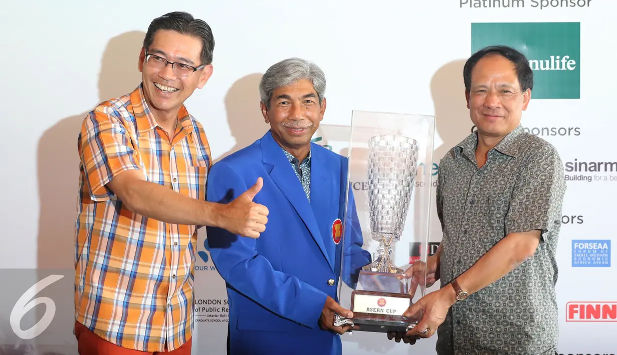 Secretary-General of ASEAN H.E. Le Luong Minh (kanan) memberikan piala bergilir kepada Wakil Menteri Luar Negeri, A M Fachir (tengah) di acara Asean Charity Golf Tournament 2 di Damai Indah Golf, Tangerang, Minggu (16/10). Liputan6.com/Herman Zakharia)