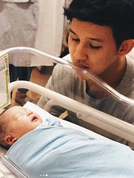 Bukan hanya Rinni, Jevin pun juga sangat bahagia dengan peran barunya sebagai ayah. Coba lihat, ia begitu setia mendampingi sang buah hati sambil mengamatinya dengan penuh kasih sayang. (Instagram/rinni_w)