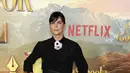 Charlize Theron berpose saat tiba untuk pemutaran perdana film "The School for Good and Evil" di Regency Village Theatre di Los Angeles, California pada 18 Oktober 2022. Rambut coklat pendek aktris Atomic Blonde diikat ke belakang dan poninya disapu ke satu sisi. Sedangkan untuk riasan, dia memilih eyeliner asap dan bibir merah muda yang mengkilap. (AP Photo/Chris Pizzello)