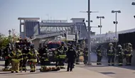 Kantor Manajemen Darurat (OEM) Departemen Kepolisian Transit New Jersey, bersama dengan mitra federal, negara bagian, kabupaten dan lokal, melakukan latihan tanggap darurat di stasiun kereta api dekat Stadion MetLife menjelang Piala Dunia 2026 di East Rutherford, New Jersey, pada 18 April 2026. (Leonardo MUNOZ/AFP)