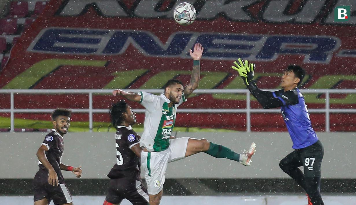 Pemain PSS Sleman, Eduardo Jose Barbosa Da Silva (tengah) berebut bola dengan kiper PSM Makassar, Hilman Syah dalam laga pekan ke-12 BRI Liga 1 2021/2022 di Stadion Manahan, Solo, Kamis (18/11/2021). (Bola.com/Bagaskara Lazuardi)