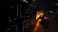 Suporter Persija menyalakan lilin saat aksi di kawasan Stadion GBK Jakarta, Senin (16/5/2016). Aksi ini untuk mengenang wafatnya Fahreza saat akan menyaksikan laga Persija melawan Persela, Jumat pekan lalu. (Liputan6.com/Helmi Fithriansyah)