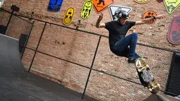Aksi legenda skateboard Tony Hawk saat bermain di skate park Wayfinding di pusat kota Detroit (15/8). Hawk dan para pemain skateboard muda menguji skate park rancangannya. (Tanya Moutzalias/Ann Arbor News-MLive.com Detroit via AP)