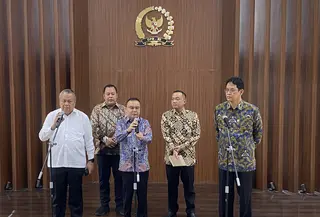 Wakil Ketua DPR Sufmi Dasco Ahmad, Gubernur Bank Indonesia Perry Warjiyo dan Menteri Keuangan Purbaya Yudhi Sadewa. Dewan Perwakilan Rakyat (DPR), Bank Indonesia (BI), dan pemerintah sepakat memperkuat koordinasi kebijakan fiskal dan moneter guna menjaga stabilitas nilai tukar rupiah sekaligus mendukung pertumbuhan ekonomi nasional.