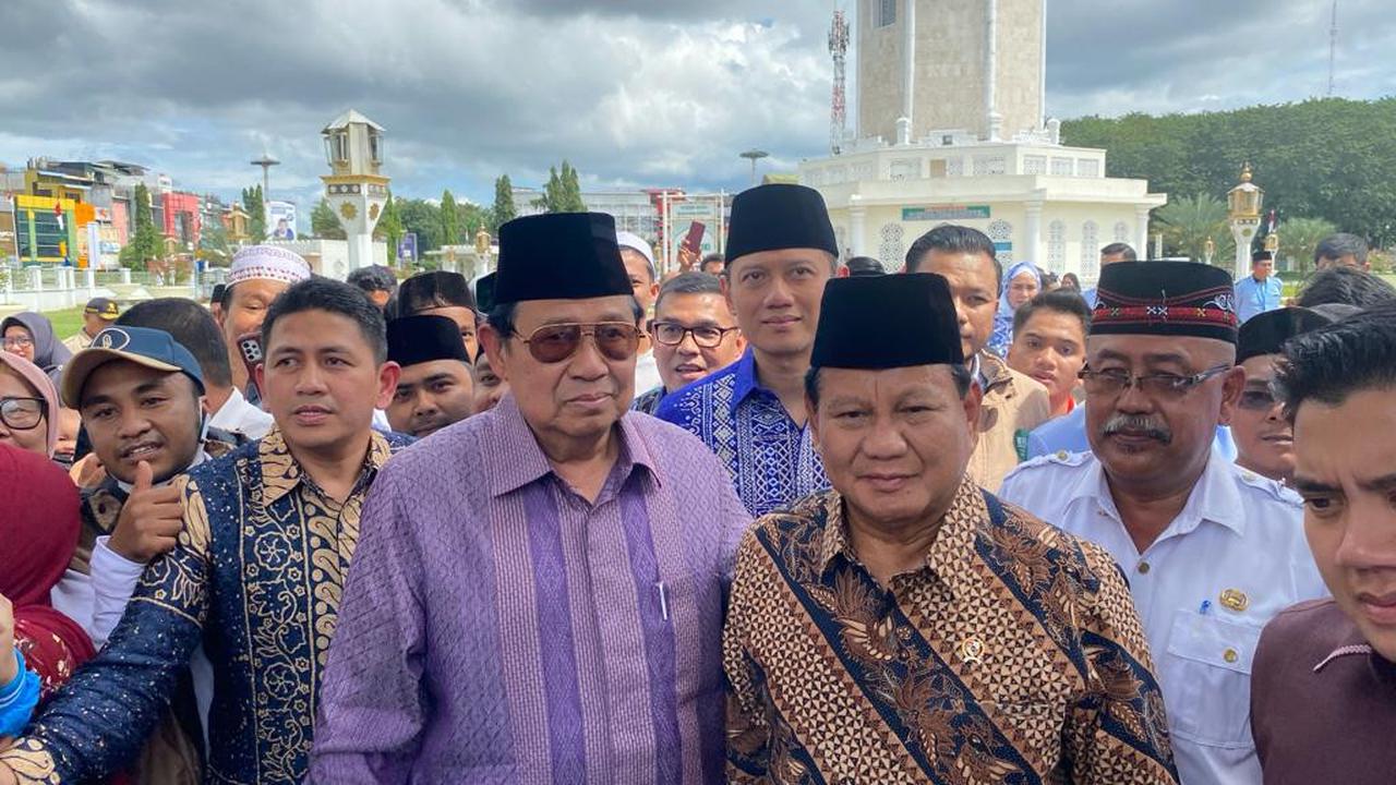 Menteri Pertahanan (Menhan) Prabowo Subianto usai menyambangi masjid baiturrahman Aceh.