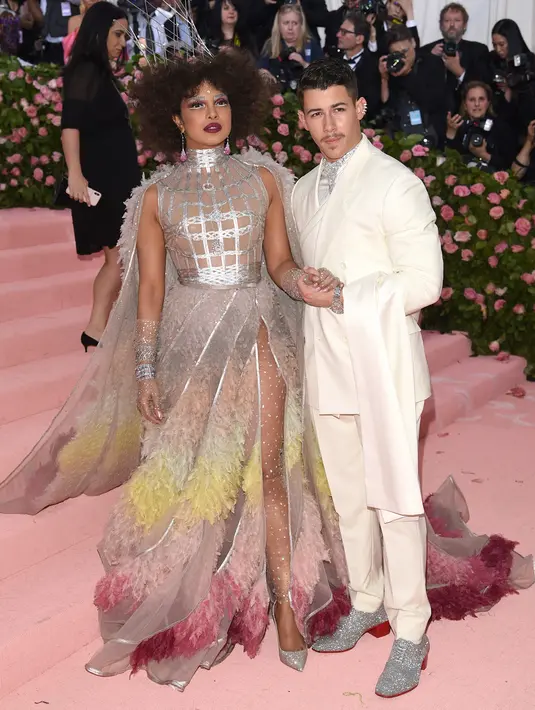 Priyanka Chopra (kiri) dan Nick Jonas kompak tampil dengan pakaian nuansa putih dan perak saat menghadiri Met Gala 2019 bertema Camp: Notes on Fashion di The Metropolitan Museum of Art, New York, Amerika Serikat, Senin (6/5/2019). (Photo by Evan Agostini/Invision/AP)