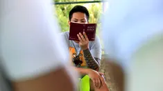Seorang pasien membaca Alkitab saat melakukan kegiatan rutinnya di Pusat Pemulihan Kristen di Antipolo, Filipina (12/9). (REUTERS/Romeo Ranoco)