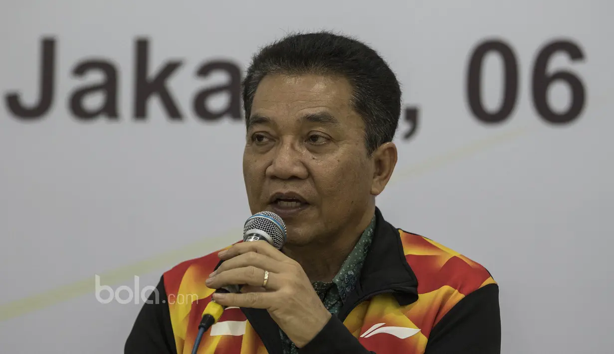 Chef de Mission tim Indonesia untuk Piala Sudirman, Achmad Budiharto, memberikan keterangan pers saat seremoni pelepasan tim di Kantor PBSI Cipayung, Jakarta, Sabtu (6/5/2017). (Bola.com/Vitalis Yogi Trisna)