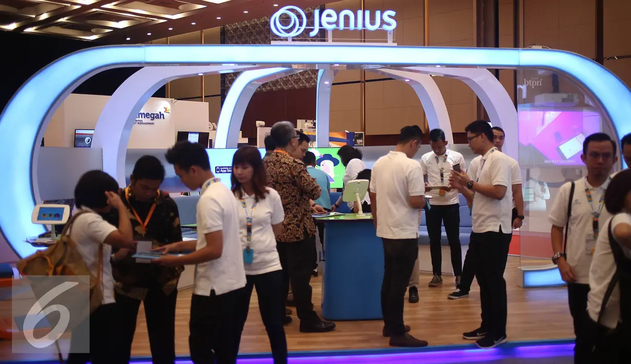 Suasana disalah satu stand pameran di Indonesia Fintech Festival & Conference 2016 di Tangerang, Selasa (30/8). Fintech merupakan industri jasa keuangan berbasis teknologi digital. (Liputan6.com/Faizal Fanani)