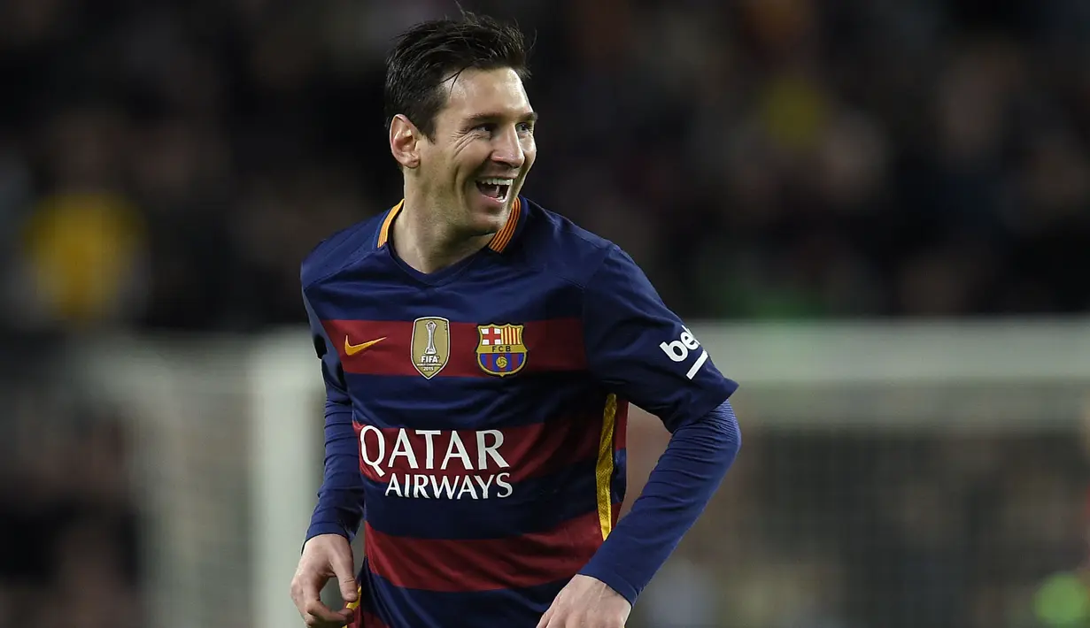 Bintang Barcelona, Lionel Messi tersenyum usai mencetak gol ke gawang Celta Vigo pada lanjutan La Liga Spanyol pekan ke-24 di Stadion Camp Nou, Barcelona. (AFP / Lluis Gene)