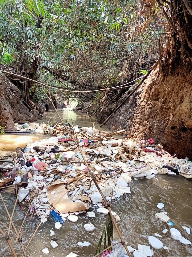 Tim Satuan Tugas Ciliwung menemukan anak Sungai Ciliwung, Sungai Cipakancilan, penuh dengan sampah. (Foto: Sekretaris Tim Satgas Ciliwung Kota Bogor, Een Irawan Saputra)