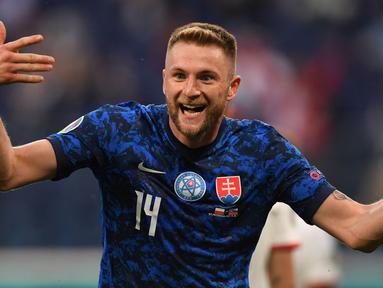 Milan Skriniar menjadi aktor penentu kemenangan ketika Slovakia bertemu dengan Polandia. Tugasnya di lini belakang yang sangat baik ditambah gol penentu yang ia lesatkan pada pertandingan itu, membuatnya menjadi pemain terbaik di laga itu. (Foto: AFP/Pool/Kirill Kudryavtsev)