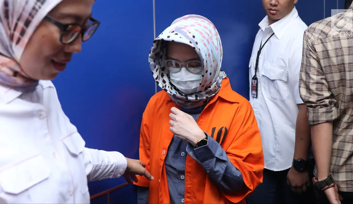 Petugas menggiring tersangka kasus penipuan dan penggelapan saham pasar modal saat rilis di Jakarta, Rabu (17/10). Bareskrim mengungkap penipuan dan penggelapan saham dengan kerugian Rp 55 Milliar. (Liputan6.com/Helmi Fithriansyah)