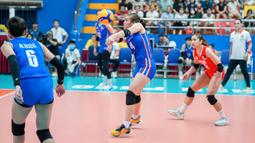 Pemain Timnas bola voli putri Filipina, Michaela Belen berusaha mengembalikan bola saat menghadapi Indonesia pada laga terakhir putaran pertama SEA V League 2023 di Vinh Phuc Gymnasium, Hanoi, Vietnam, Minggu (6/8/2023). Filipina kalah 0-3 (20-25, 17-25, 21-25) dan finis di tempat keempat. (Dok. SEA V League 2023)