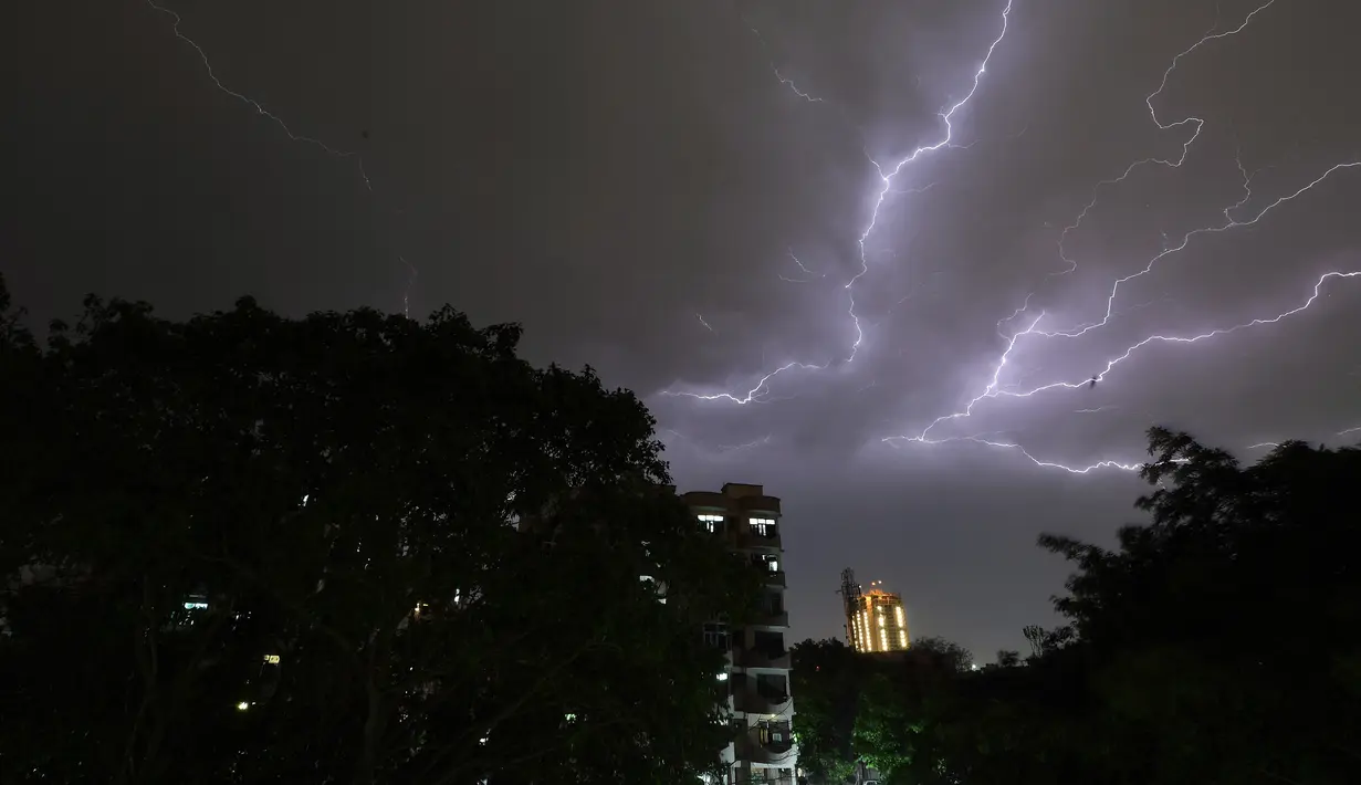 Petir terjadi saat saat badai debu menghantam New Delhi, India, Rabu (2/5). Pemerintah setempat menyatakan jumlah korban tewas masih sangat mungkin bertambah. (PRAKASH SINGH/AFP)