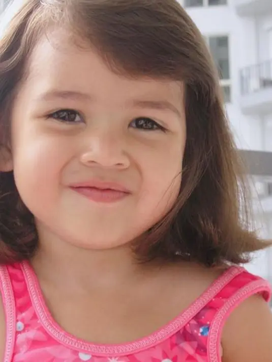 Sandrinna Michelle sudah sedari kecil muncul di layar kaca. Film Surga yang Tak Dirindukan bahkan menjadi salah satu film populer Tanah Air. Foto masa kecil aktris keturunan Amerika Serikat ini pun bikin gemas. (Liputan6.com/IG/sandrinna_11)