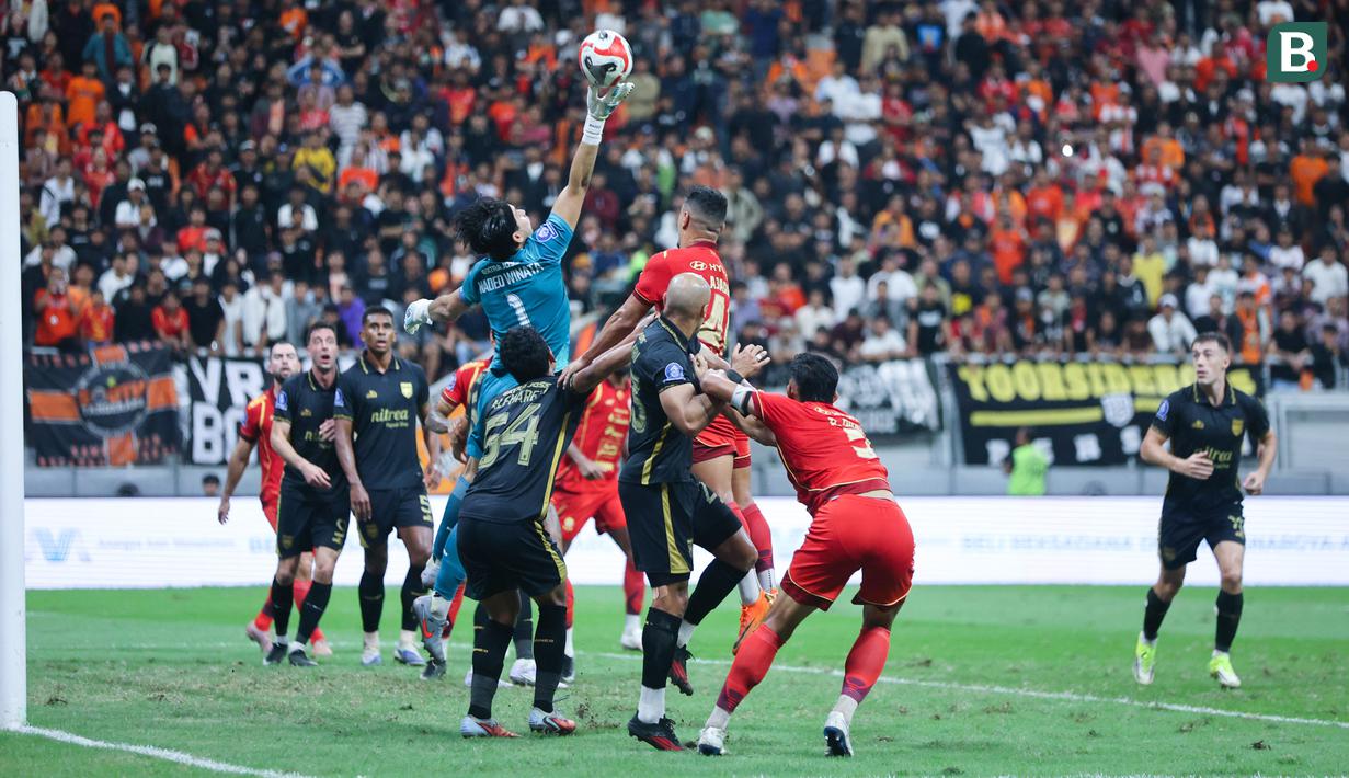 Kiper Borneo FC Samarinda, Nadeo Argawinata, berusaha menghalau bola saat melawan Persija Jakarta dalam laga pekan ke-24 BRI Super League di Jakarta International Stadium (JIS), Selasa (3/3/2026). (Bola.com/M Iqbal Ichsan)