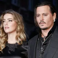 Johnny Depp dan Amber Heard bertemy di The Rum Diaries pada 2011. Mereka pun menikah pada 2015. Sayang, mereka harus berpisah karena Johnny dituduh melakukan kekerasan fisik pada Amber. (ScreenRant)