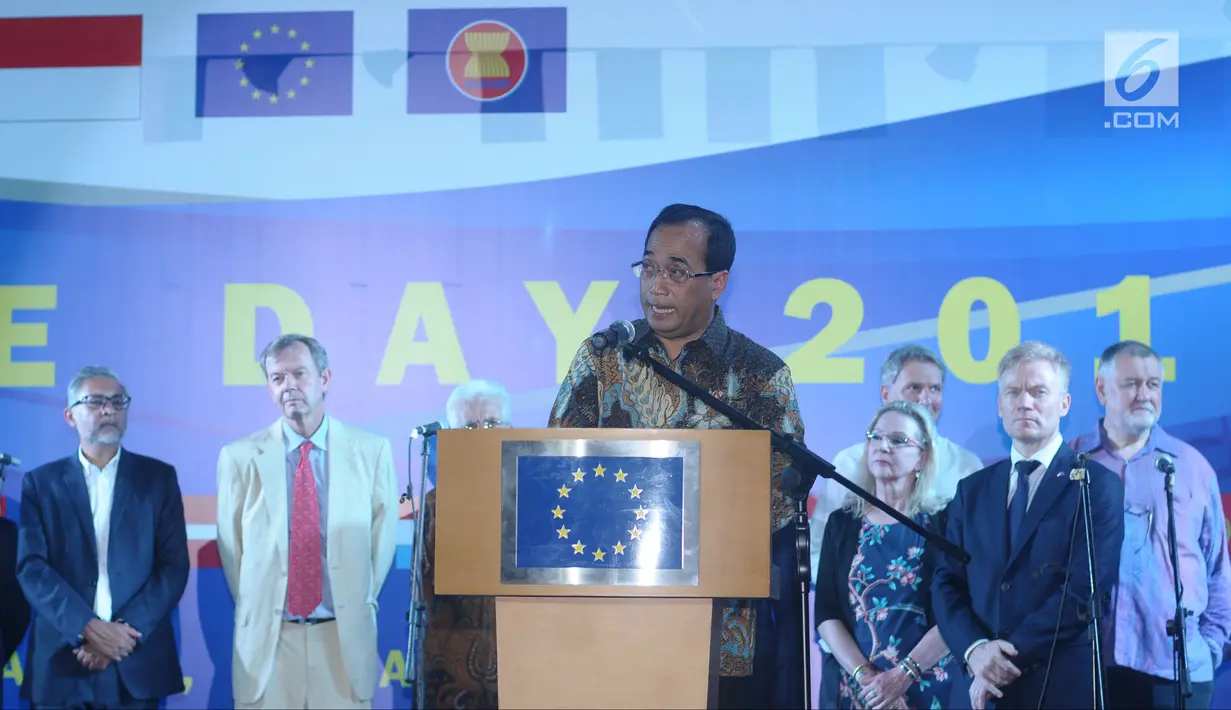 Menteri Perhubungan, Budi Karya Sumadi memberi sambutan pada perayaan Europe Day 2018 di Jakarta, Rabu (9/5). Selain Menhub, Menteri Luar Negeri Retno Marsudi turut hadir dalam acara tersebut. (Liputan6.com/Helmi Fithriansyah)