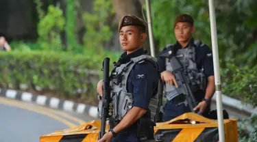 Pasukan Gurkha berjaga di luar Hotel Shangri-La, Singapura, Minggu (10/6). Kepolisian Singapura mengerahkan pasukan Gurkha untuk mengamankan pertemuan Presiden AS Donald Trump dan Pemimpin Korea Utara Kim Jong-un. (Ted ALJIBE/AFP)