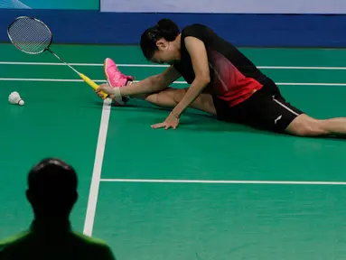 Pebulutangkis Indonesia, Fitriani, terjatuh saat melawan Busanan Ongbumrungpan dalam final bulutangkis beregu putri SEA Games 2019 di Muntinlupa Sports Complex, Manila, Selasa (3/12). Kekalahan yang dialami Fitriani membuat Indonesia tertinggal 1-2 dari Thailand. (Bola.com/M Iqbal Ichsan)