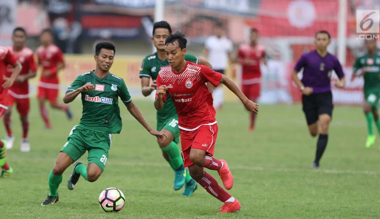 Penyerang Persija, Novri Setiawan (tengah) mencoba melewati hadangan pemain PSMS, Suhandi pada laga kedua Semifinal Piala Presiden 2018 di Stadion Manahan, Solo, Jawa Tengah, Senin (12/2). Persija unggul 1-0. (Liputan6.com/Helmi Fithriansyah)