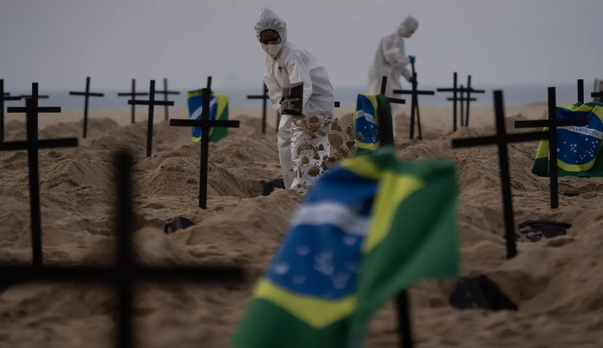 Aktivis menggali kuburan di pantai Copacabana, Rio de Janeiro, Kamis (11/6/2020). Aksi simbolis yang dilakukan oleh kelompok LSM Rio de Paz itu sebagai bentuk protes atas respons pemerintah Brasil dalam menangani pandemi Covid-19. (AP Photo/Leo Correa)