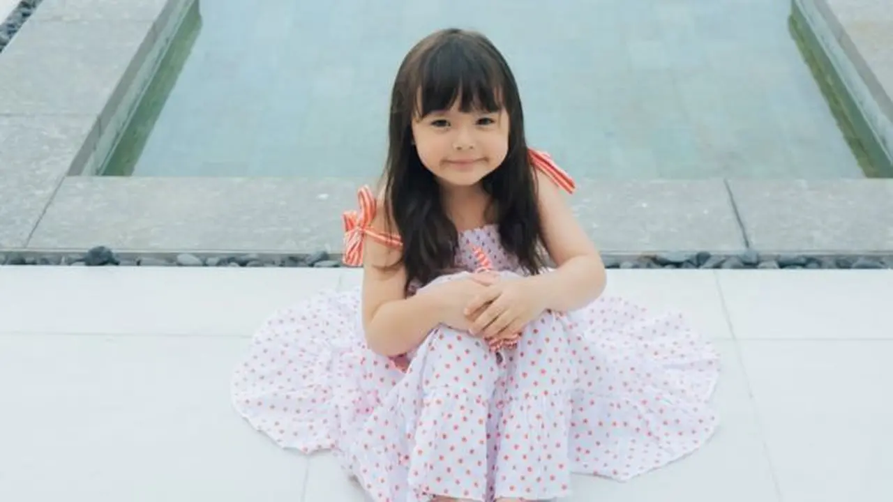 Potret Gemas dan Lucunya Chloe, Anak Asmirandah yang Sudah Pintar Pose. (instagram/chloeemmanuellevanwattimena)