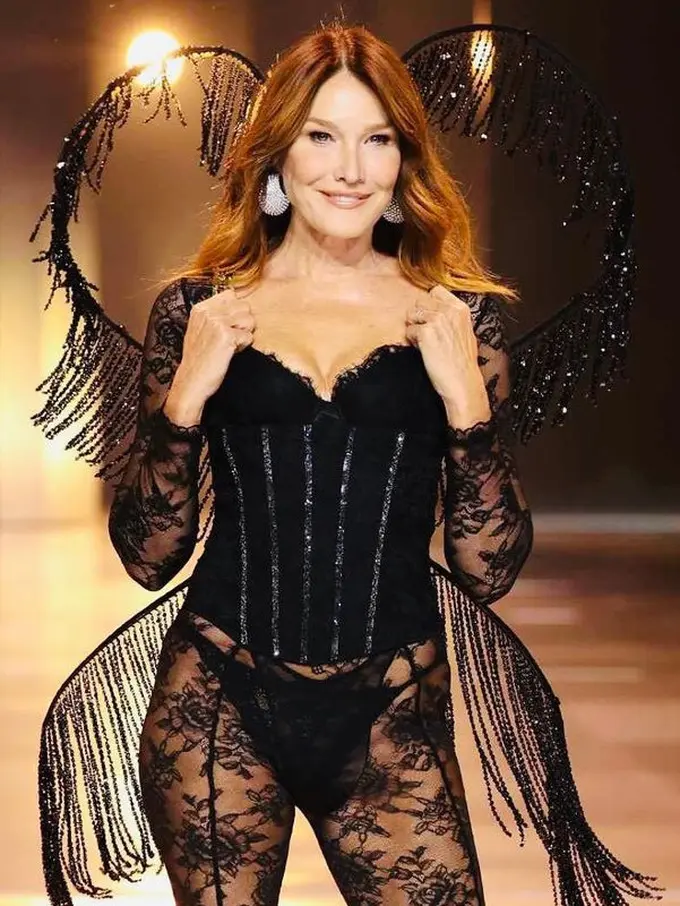 Potret Carla Bruni  Mantan Ibu Negara Prancis Debut di Victoria's Secret Fashion Show
