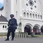 Personel Brimob dengan senjata lengkap dalam pengamanan di Katedral Ijen, Kota Malang, saat ibadah paskah pada April 2021 (Liputan6.com/Zainul Arifin)