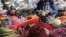 Harga bahan pokok yang masih bertahan tinggi membuat sejumlah warga di Jakarta membatasi jumlah pembelian. (Liputan6.com/Angga Yuniar)