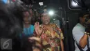 Toro Margens menyapa awak media usai diperiksa Resmob Polda Metro Jaya, Jakarta (4/10). Toro memenuhi panggilan untuk diperiksa dalam kasus kepemilikan senjata api ilegal Gatot Brajamusti. (Liputan6.com/Gempur M Surya)