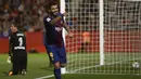 Striker Barcelona, Luis Suarez, merayakan gol yang dicetaknya ke gawang Girona, pada laga La Liga Spanyol di Stadion Montilivi, Girona, Sabtu (23/9/2017). Girona kalah 0-3 dari Barcelona. (AFP/Josep Lago)