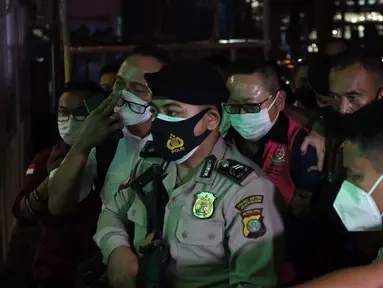 Terpidana kasus pembalakan liar dan perusakan alam, Adelin Lis (tengah) saat tiba di Gedung Penerangan Kejaksaan Agung, Jakarta, Sabtu (19/6/2021). Adelin Lis ditangkap di Singapura dan dipulangkan ke Indonesia setelah buron selama 13 tahun. (Liputan6.com/Helmi Fithriansyah)