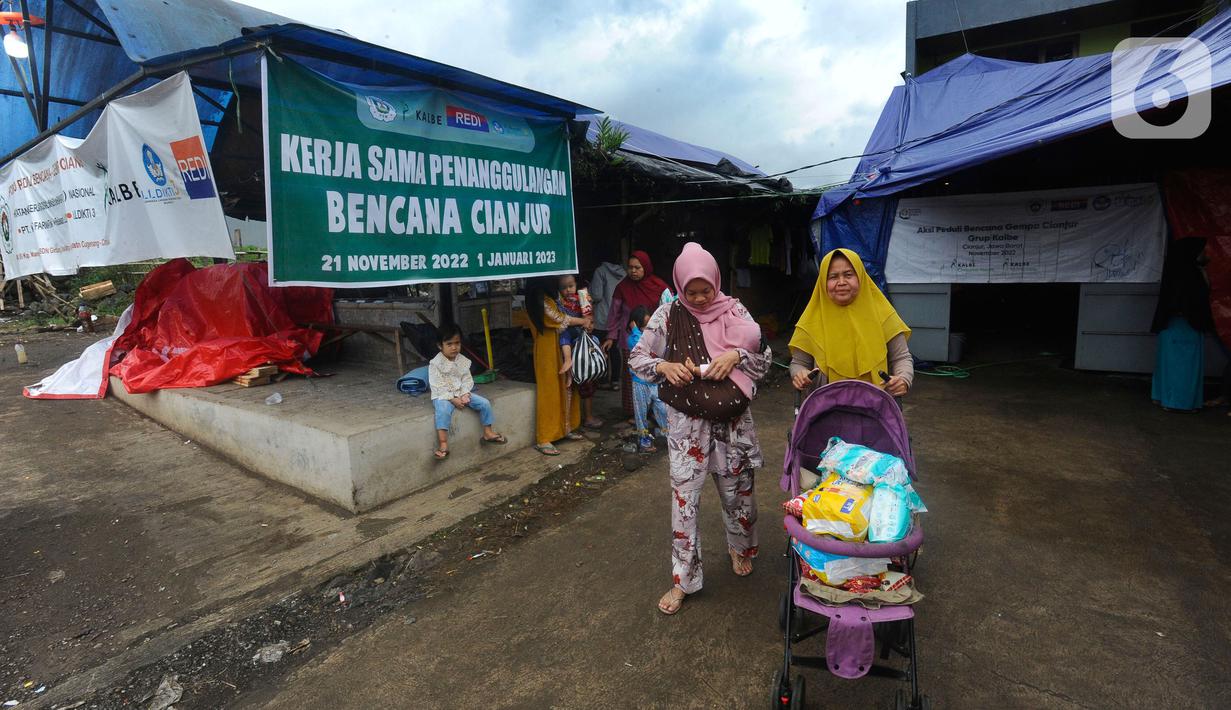 Warga mendapatkan pampers dan biskuit bagi anak-anak di Posko pengungsian Mangunkerta, Cianjur, Jumat (23/12/2022). Lebih dari sebulan sejak musibah gempa bumi 5,2 SR sejumlah warga masih tinggal di pengungsian dengan bantuan kebutuhan hidup dari para donatur. (merdeka.com/Arie Basuki)