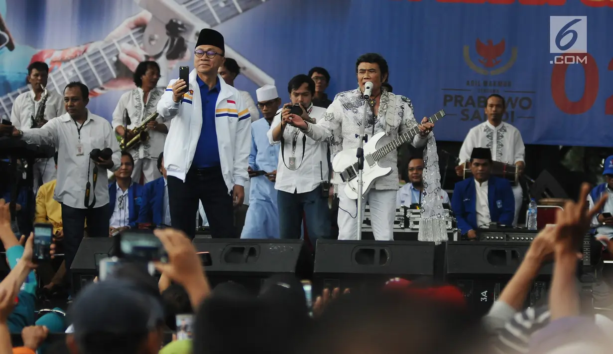 Ketum Partai Amanat Nasional (PAN), Zulkifli Hasan bersama Ketum Partai Idaman, Rhoma Irama saat tampil di kampanye akbar Partai Amanat Nasional (PAN) di Sawangan, Depok, Kamis (27/3). Partai Amanat Nasional mengambil tema Doa dan Dendang Kemenangan.  (Liputan6.com/Herman Zakharia)