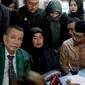 Ibunda Imam Masykur, Fauziah, ditemani kuasa hukumnya, Hotman Paris Hutapea saat menemui tiga prajurit TNI yang merupakan pembunuh anaknya, Selasa (6/9/2023). (Merdeka.com/Bachtiarudin Alam)