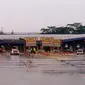 Atap Gerbang Tol Cikunir II, Bekasi, dari arah Cikampek menuju Tol JORR, yang roboh. (Polres Bekasi)