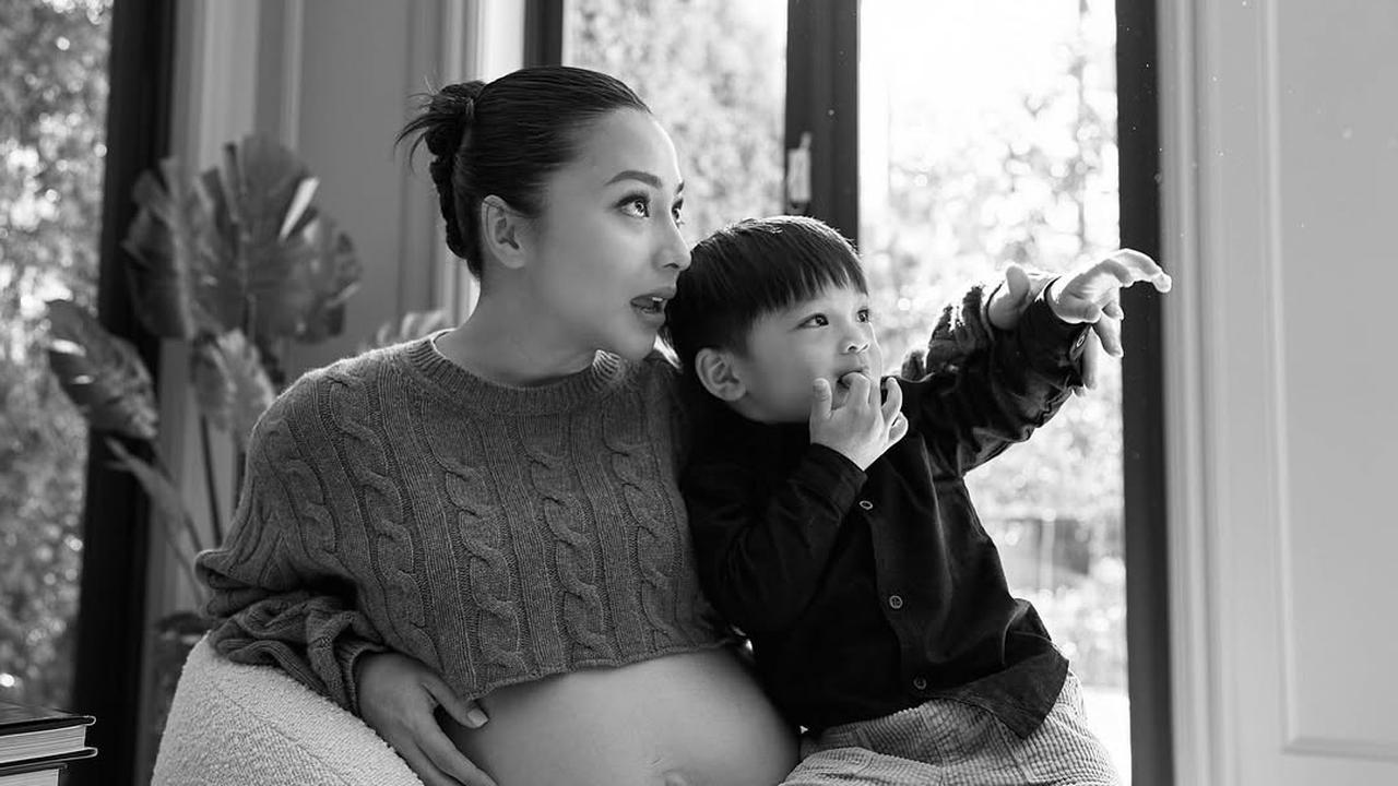 6 Gaya Trendy Nikita Willy Pamer Baby Bump Sebelum Melahirkan Anak Kedua dengan Water Birth