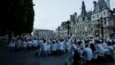 Peserta "Diner en Blanc" diwajibkan memakai busana serba putih, Paris, Kamis (8/6). Untuk mengikuti piknik super trendi ini, partisipan perlu mendaftar sebelumnya. (AFP PHOTO / Thomas SAMSON)