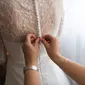 Ilustrasi gaun pengantin. (dok. pexels.com/Dmitry Zvolskiy)