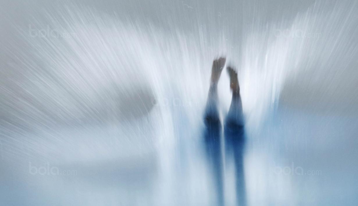 Atlet loncat indah beraksi di kejuaraan Indonesia Open Aquatic Championship di Stadion Akuatik SUGBK,  Jakarta, Jumat (8/12/2017). Kejuaraan  tersebut sekaligus merupakan tes event cabang akuatik Asian Games 2018. (Bola.com/M Iqbal Ichsan)