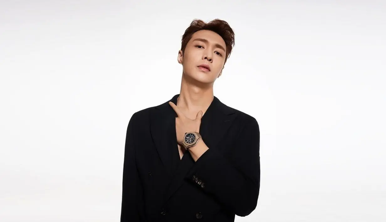 Lay EXO tampil gagah dalam pemotretan terbaru sebagai brand ambassador merek jam tangan mewah asal Swiss, Hublot. (Hublot.com).
