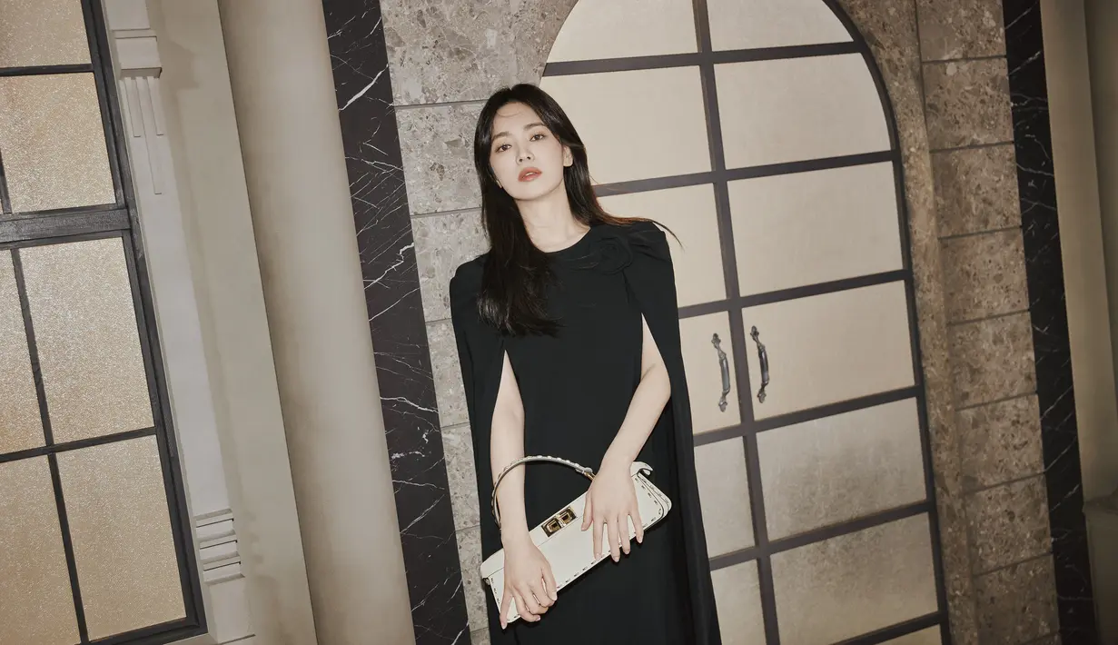 Video ini diproduksi dengan bekerjasama bersama Elle Korea, menyoroti ikatan antara tas ikonis FENDI tersebut dan Song Hye Kyo, menyoroti momen pribadi aktris ini dalam kesehariannya, bersama tas FENDI Peekaboo ISeeU. Foto: Document/FENDI.