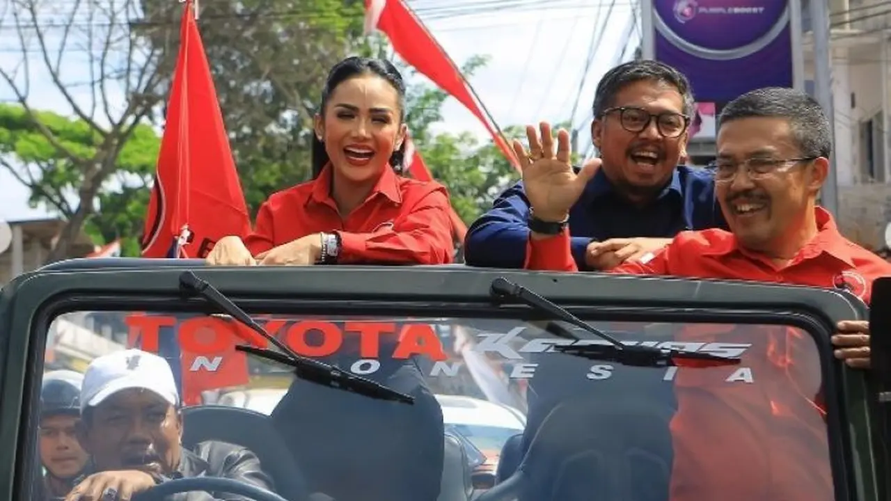 Krisdayanti-Dewa berada di dalam satu mobil yang sama dengan ketika datang ke Kantor KPU Kota Batu, Rabu (28/8/2024), sekitar pukul 10.00 WIB. (Istimewa)