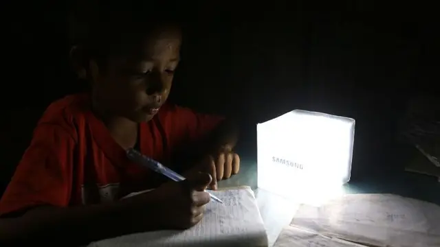 Anak di desa Lebao belajar di malam hari (SEI)
