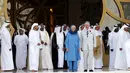 Pangeran Charles dan Putri Camilia saat berada di halaman Masjid Syekh Zayed di Abu Dhabi, Uni Emirat Arab, Sabtu (5/11). Masjid ini merupakan bagian destinasi wisata religi dan landmark yang sering dikunjungi selebriti dan tokoh dunia. (AFP/Karim Sahib)