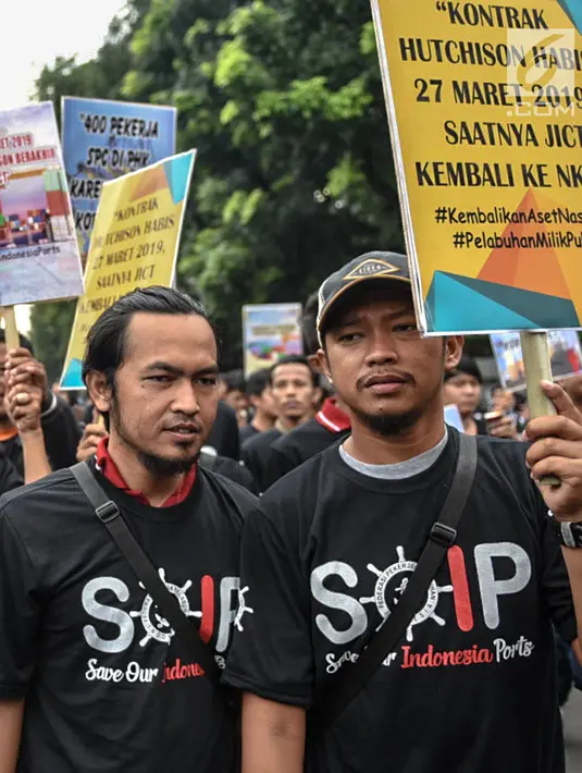 Massa Serikat Pekerja Container (SPC) membawa sejumlah poster saat menggelar karnaval pelabuhan di area CFD, Jalan Thamrin, Jakarta, Minggu (17/2). Massa menolak liberalisasi pengelolaan Pelabuhan Tanjung Priok oleh vendor asing. (Liputan6.com/HO/Mico)