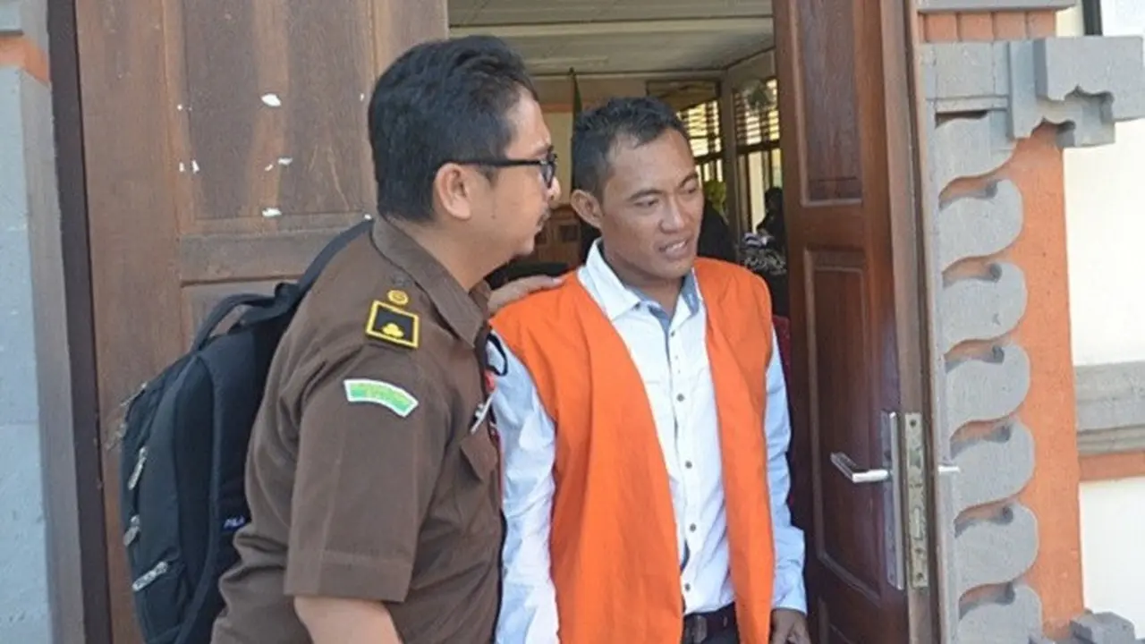Tak Sengaja Temukan Tas Polisi, Penjual Es Keliling Dijatuhi 6 Bulan Penjara